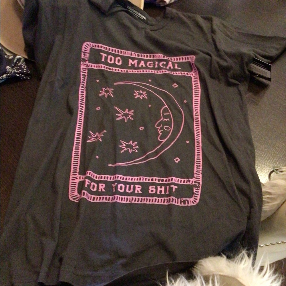 Too magical tee 🩷